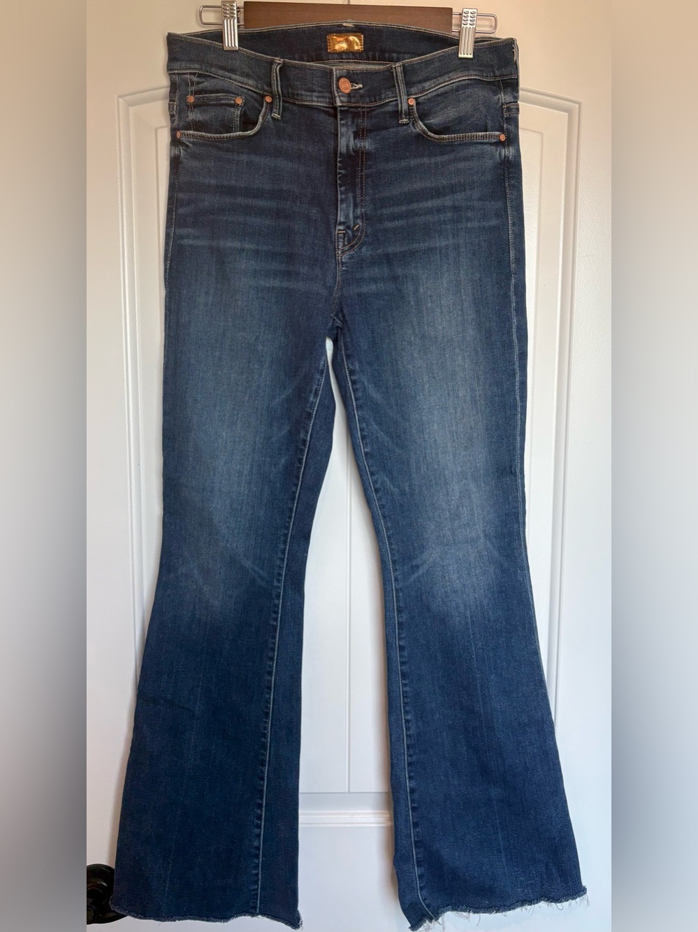MOTHER The Weekender Fray jeans in the “Dancing on Coals” wash, size 31